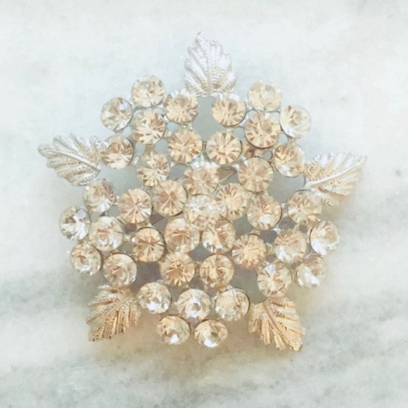 Beautiful Rhinestone Pin Brooch - Picture 1 of 3